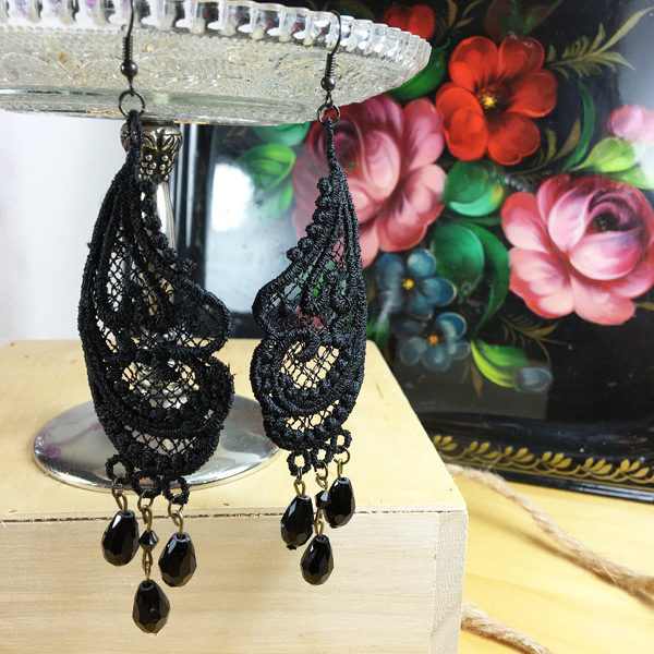 Ohrringe gestickte Spitze Ornament in schwarz mit schwarzen Perlen