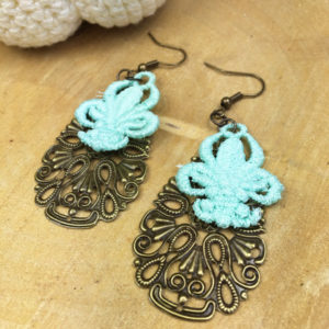 Ohrringe Spitze Lilie mit Ornament Blatt