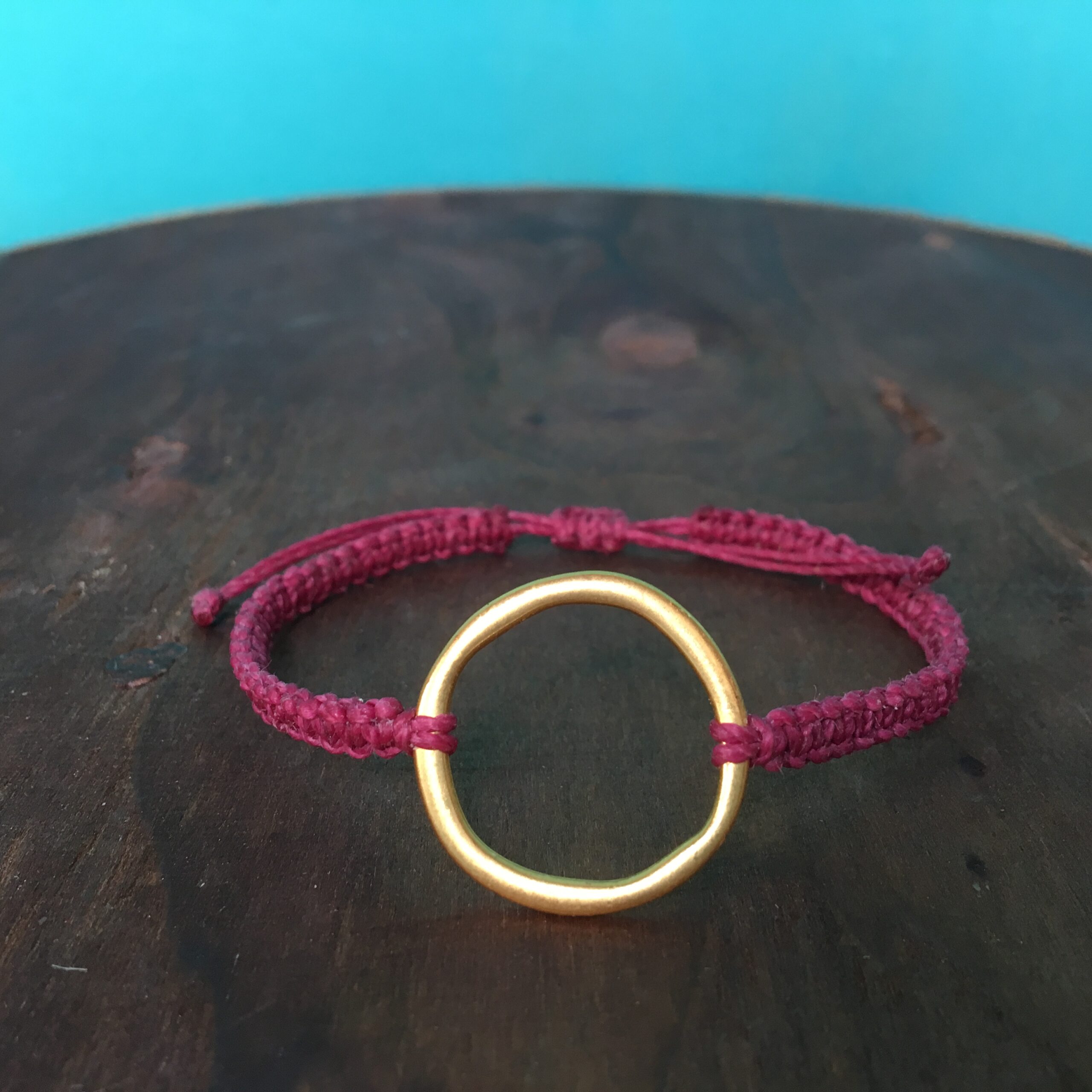 Makramee Armband, organisch geformter matter vergoldeter Ring, freie Bandfarbwahl – Bild 3