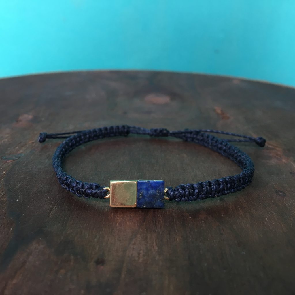 Makramee Armband, Anhänger blau marmoriert/ gold