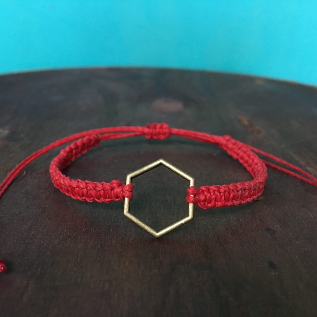 Makramee Armband, Hexagon, Altmessing, Band-Farbwahl – Bild 2