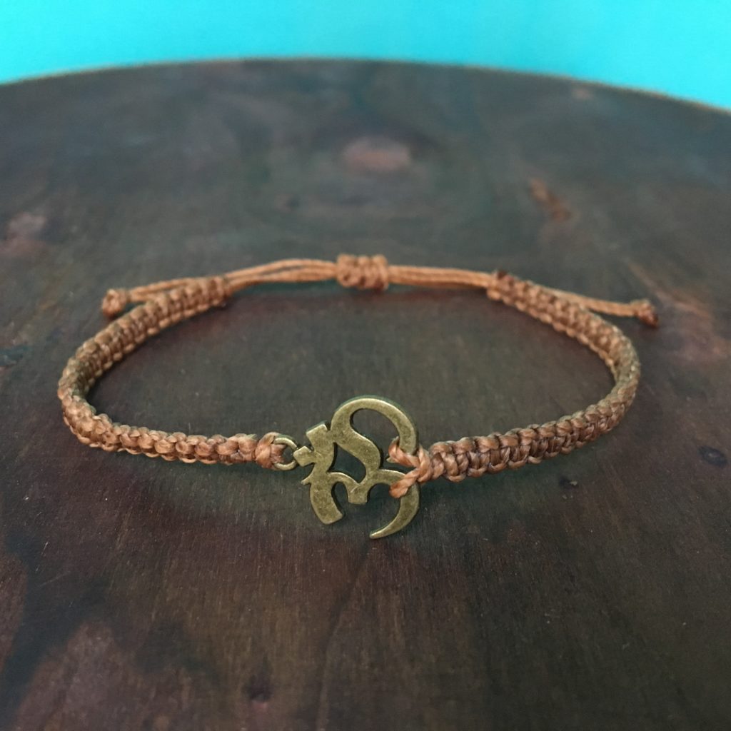 Makramee Armband Om, Yoga, Meditation in Altmessing, freie Farbwahl