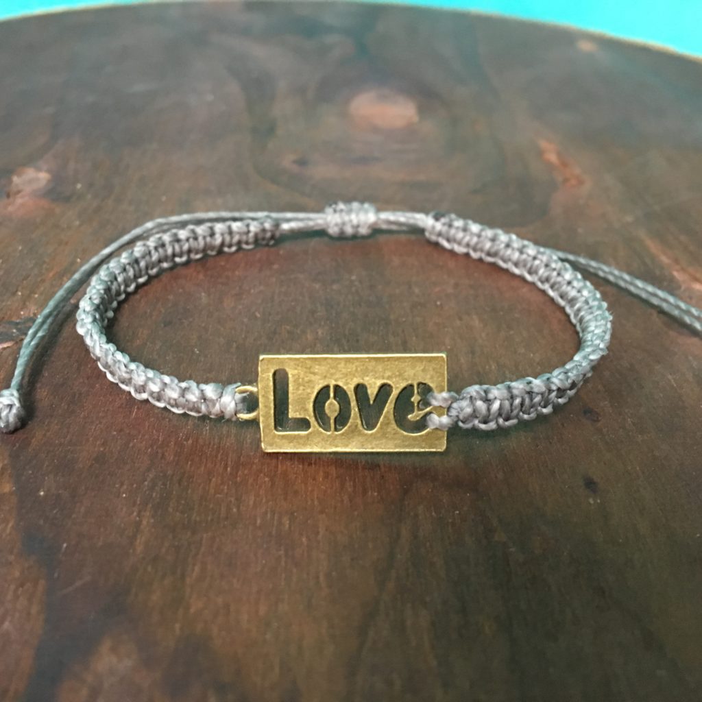 Makramee Armband, LOVE, für Deine Liebsten aus Altmessing, Band Farbwahl