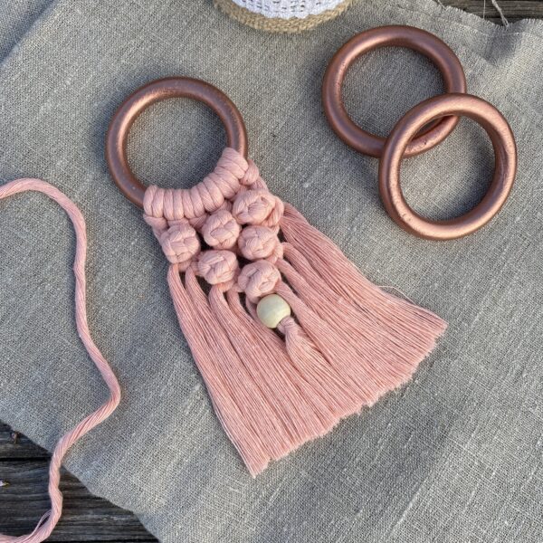 Mini Makramee Wandbehang mit Ring zum Aufhängen rosa