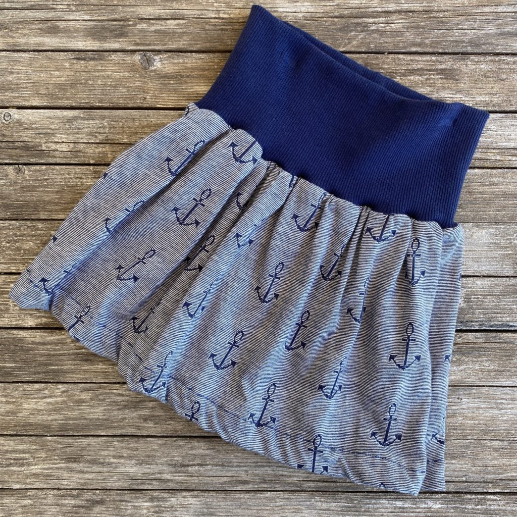 maritimer Rock für Mädchen mit Anker, blau-gestreift