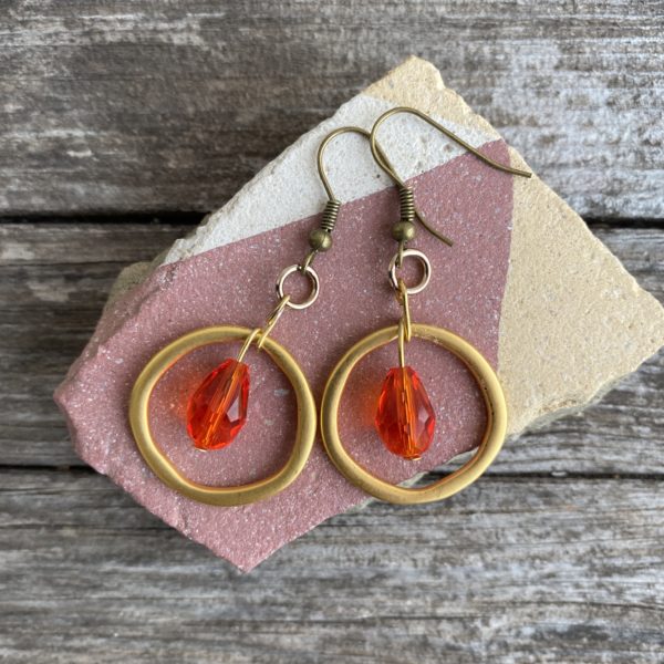Ohrringe mattes gold, edel mit Glasperle rot