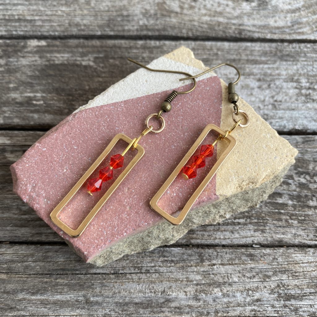 Ohrringe goldfarben, Rechteck, edel mit Glasperle rot