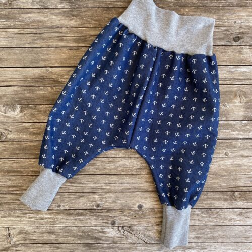 maritime Mitwachshose aus elastischer Jeans mit kleinen Ankern und bequemem Bündchen