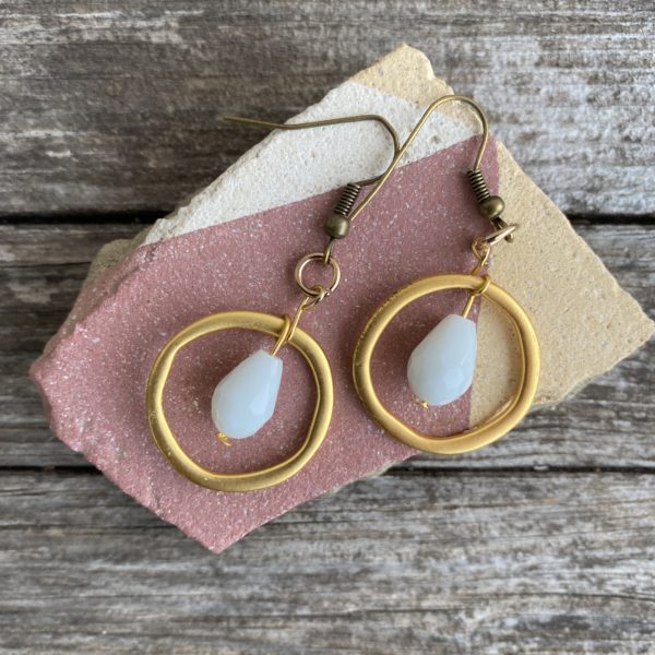 Ohrringe mattes gold, edel mit Glasperle weiss