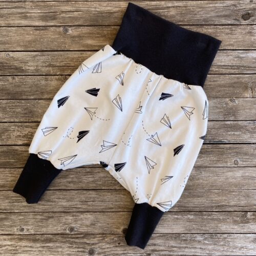 Pumphose/ Mitwachshose Papierflieger, weiss mit schwarzen Fliegern