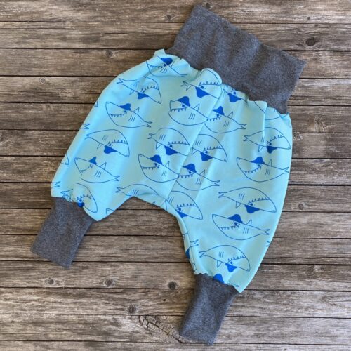 maritime Mitwachshose für Babys und Kinder - Hai mit Hut, türkis