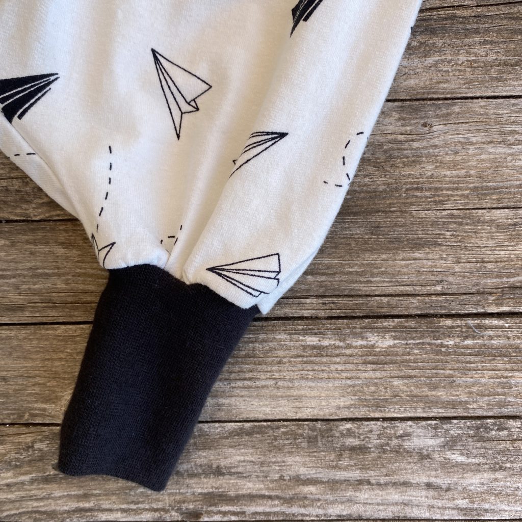 Pumphose/ Mitwachshose Papierflieger, weiss mit schwarzen Fliegern – Bild 3