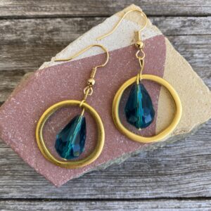Ohrringe mattes gold, edel mit Glasperle petrol