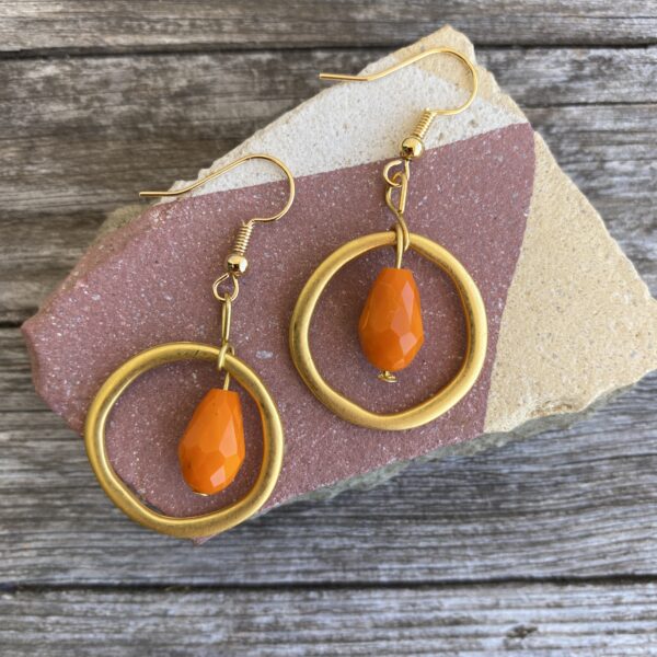 Ohrringe mattes gold, edel mit Glasperle orange