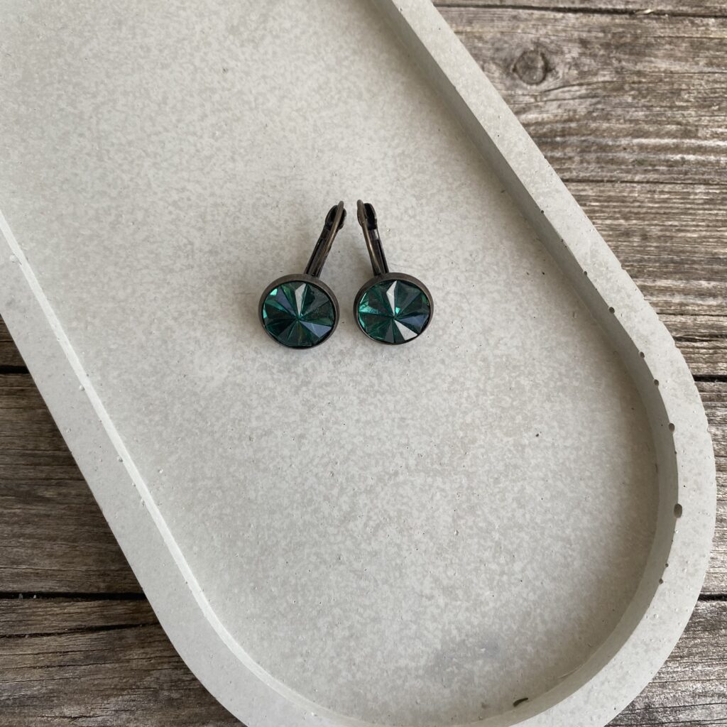 Zeitlose Cabochon Ohrringe aus grün facettiert / Fassung Altmessing – Bild 3