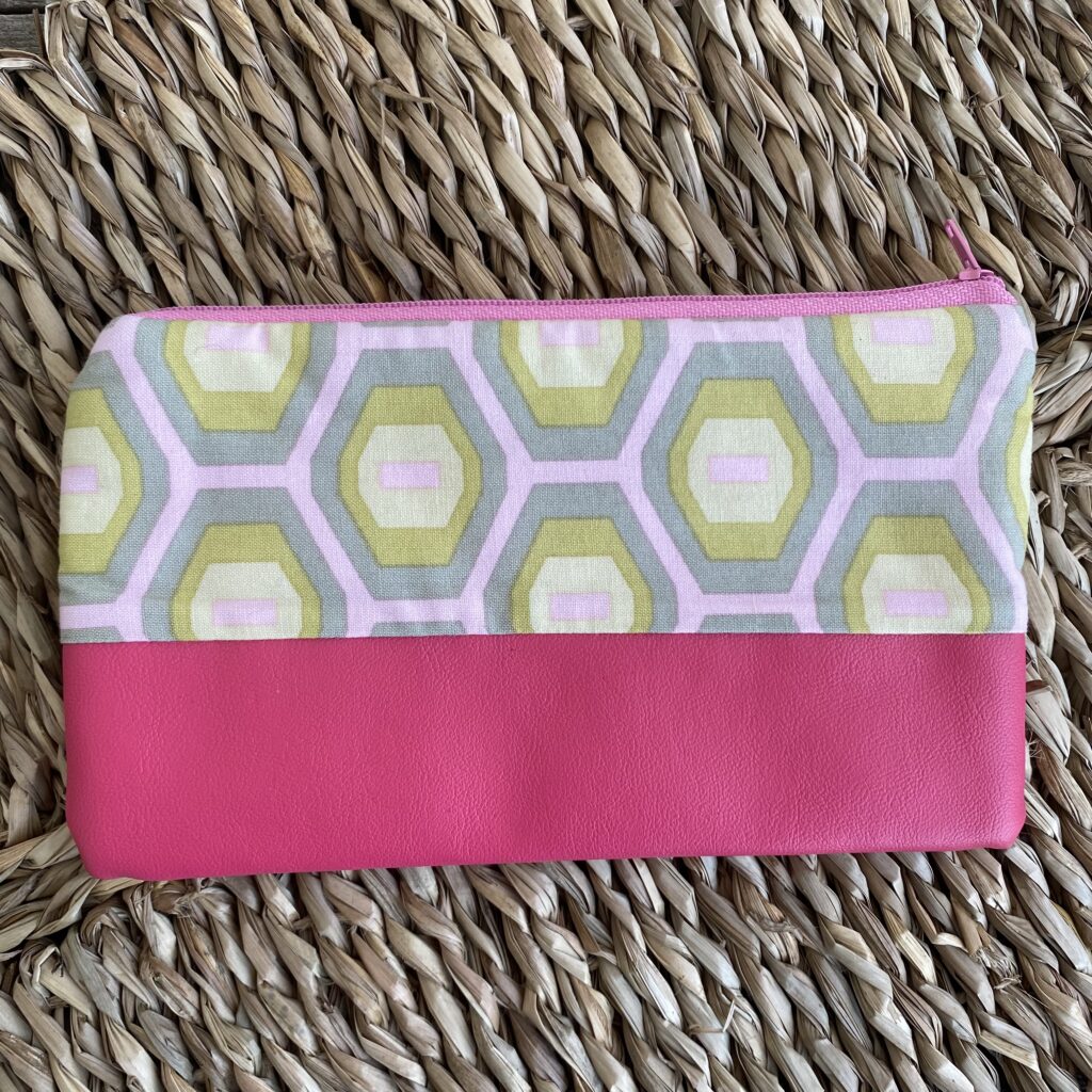 Zweifarbiges Mäppchen - für Stifte, Kosmetik in pink mit geometrischem Muster/ Kunstleder – Bild 8