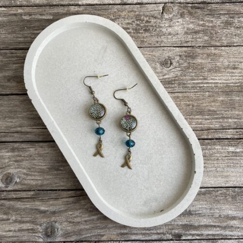 Ohrringe/ Ohrhänger Cabochon Stoff Pünktchen, Glasperle und Solidaritätsschleife