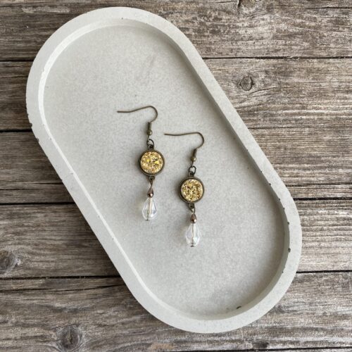 Ohrringe/ Ohrhänger goldenem Glitzer Resin Cabochon, Glasperlen Kupfer und weiss transparent