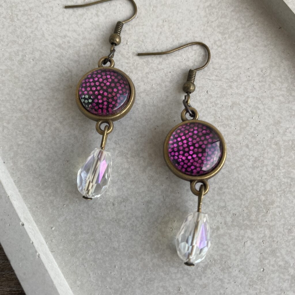 Ohrringe/ Ohrhänger Cabochon  mit Pink gepunktetem Stoff und transparenter Glasperle – Bild 2