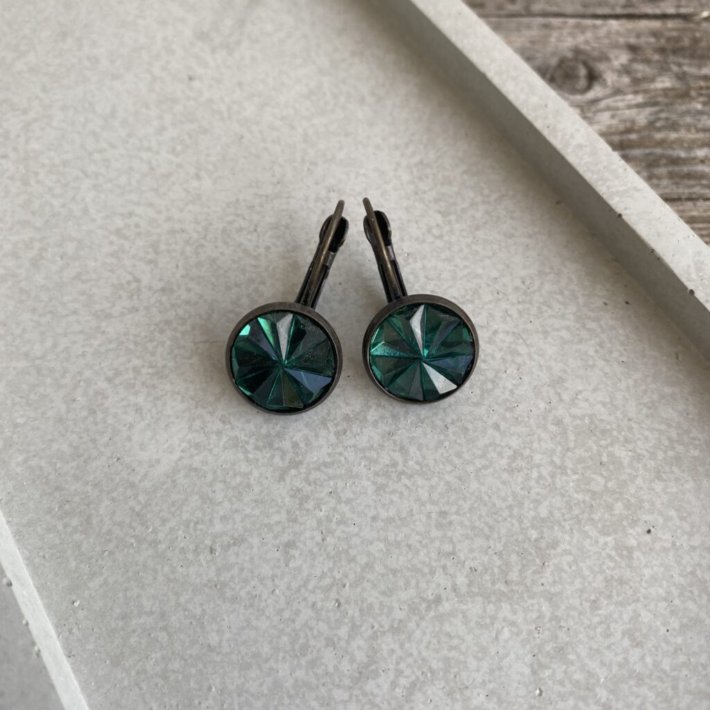 Zeitlose Cabochon Ohrringe aus grün facettiert / Fassung Altmessing – Bild 4