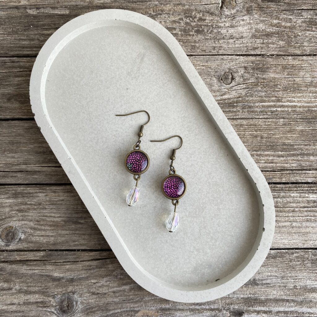 Ohrringe/ Ohrhänger Cabochon  mit Pink gepunktetem Stoff und transparenter Glasperle