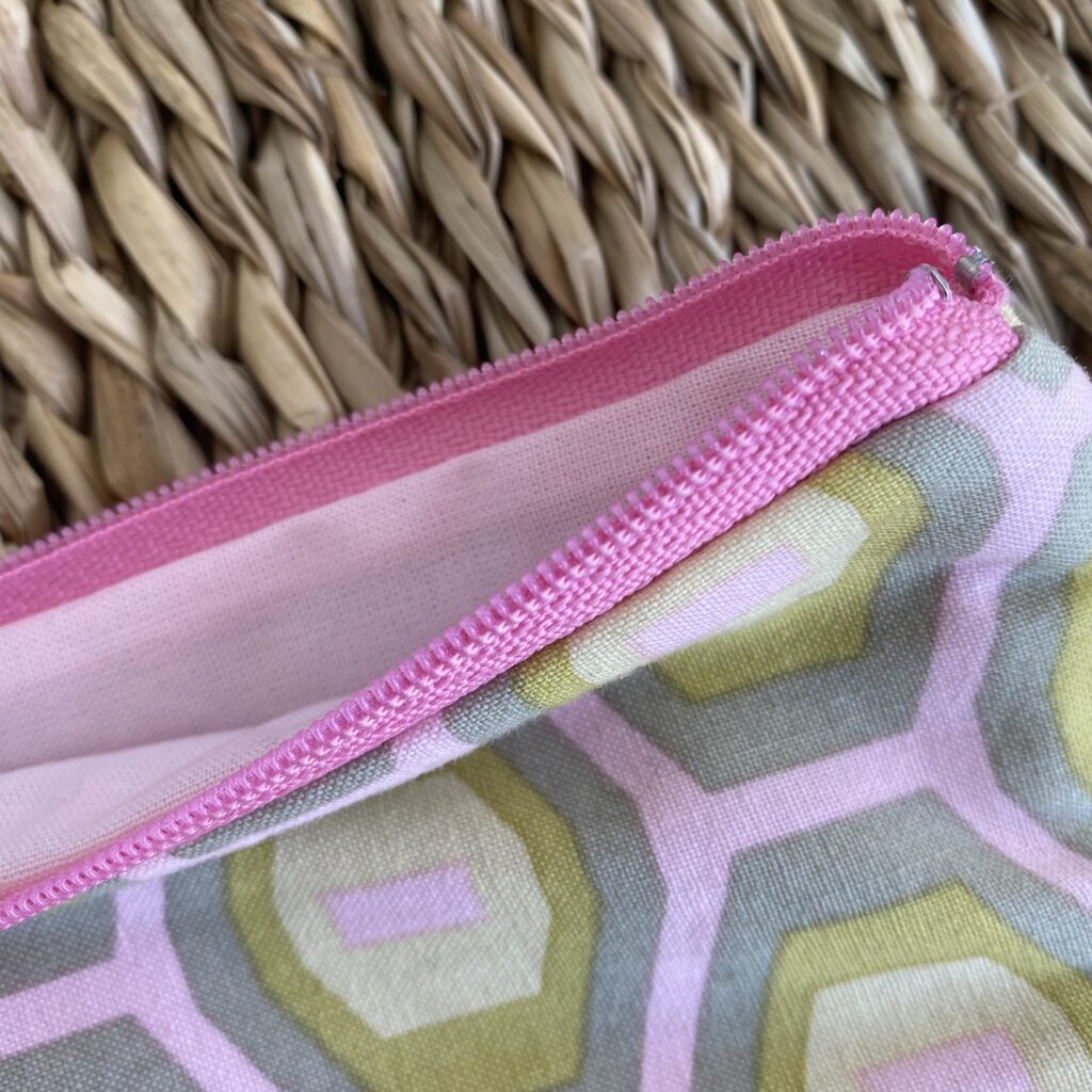 Zweifarbiges Mäppchen - für Stifte, Kosmetik in pink mit geometrischem Muster/ Kunstleder – Bild 9