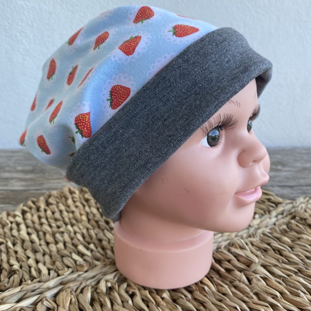 SALE! Beanie, Mütze, Kindermütze, Wendemütze mit Erdbeeren in Hellblau Gr 48-50 – Bild 3
