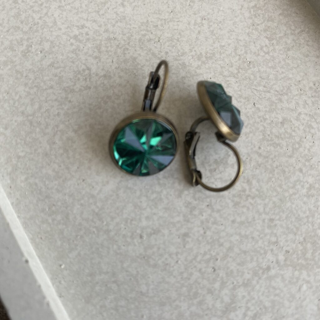 Zeitlose Cabochon Ohrringe aus grün facettiert / Fassung Altmessing – Bild 5