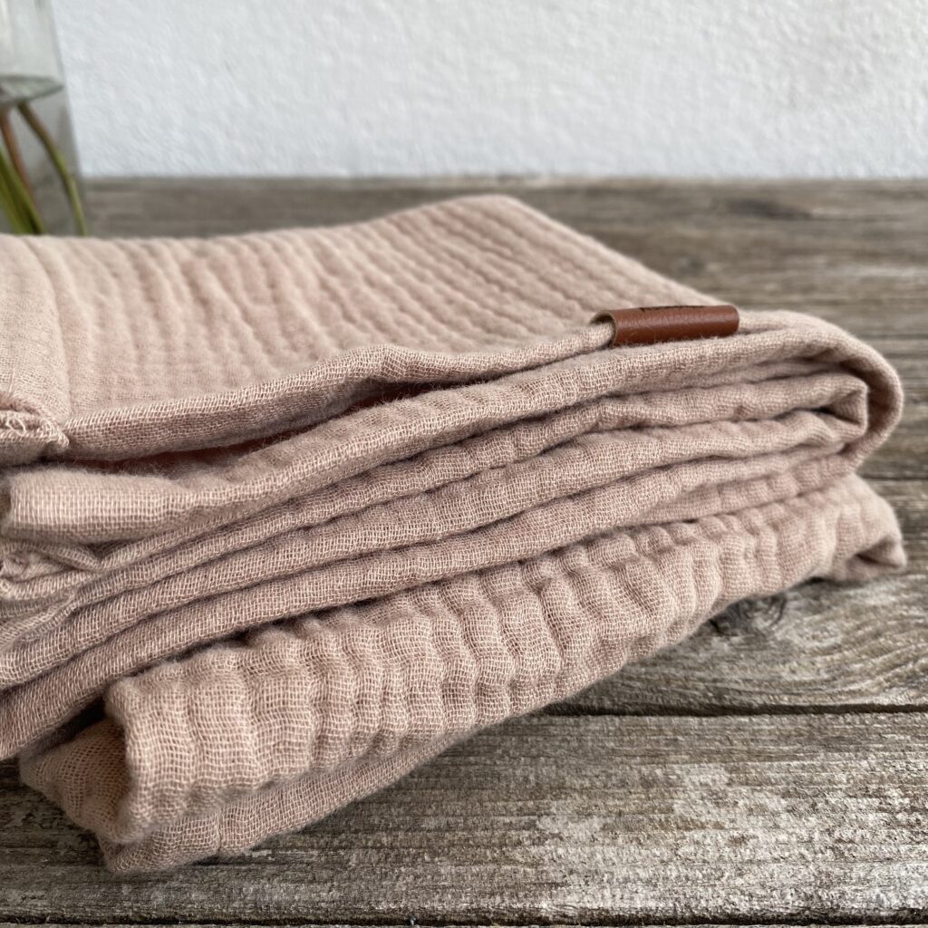 quadratisches Musselin-Tuch in Boho beige aus Bio-Baumwolle, als Halstuch ab 6 J oder kleine Decke – Bild 2