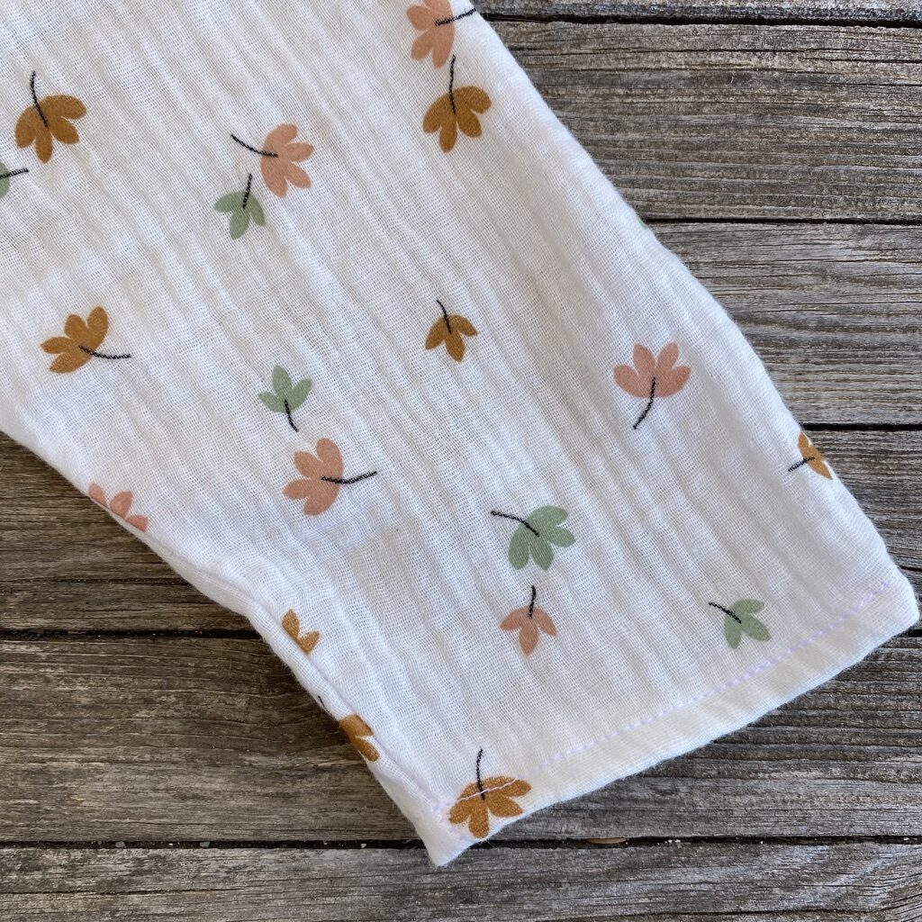 Latzhose, Romper, Einteiler, Strampler, Musselin, weiss mit Blumen, Musterdetail
