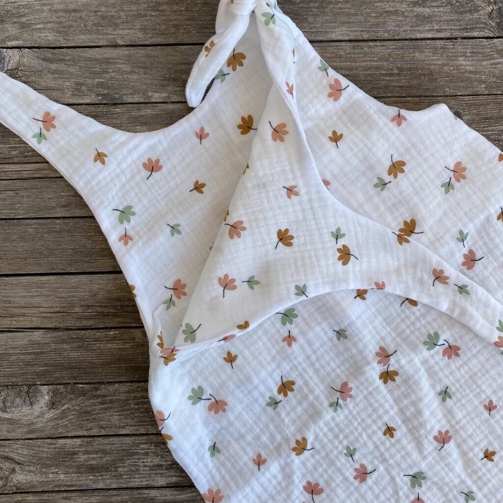 Latzhose, Romper, Einteiler, Strampler, Musselin, weiss mit Blumen, Latzteil