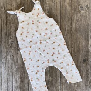 Latzhose, Romper, Einteiler, Strampler, Musselin, weiss mit Blumen