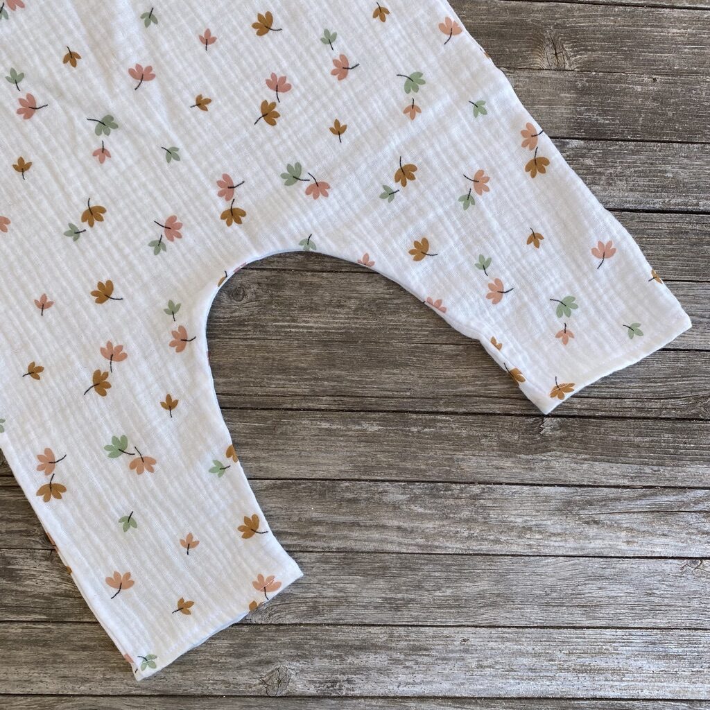 Latzhose, Romper, Einteiler, Strampler, Musselin, weiss mit Blumen, Beinausschnitt