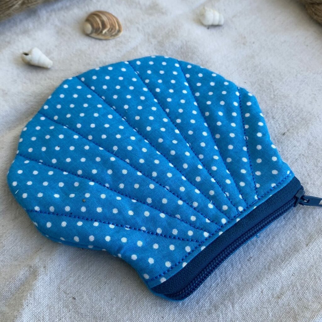Muschel Täschchen/ Geldbeutel in türkis mit weissen Punkten