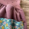 Cooler Cordrock für Mädchen mit bunter Blumen Versteck-Tasche in flieder, Mitwachsrock