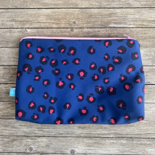 Wetbag, Schwimmtasche, Nasstasche aus Softshell für Strand oder Schwimmbad, Leomuster dunkelblau/ pink