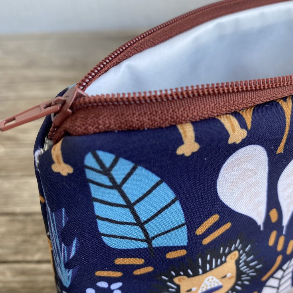 Wetbag, Schwimmtasche, Nasstasche aus Softshell für Strand oder Schwimmbad, Löwe dunkelblau/ beige Reissverschluss braun