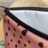 Wetbag, Schwimmtasche, Nasstasche aus Softshell für Strand oder Schwimmbad, Leomuster altrosa und schwarz, geöffnet, innen weisses Wachstuch