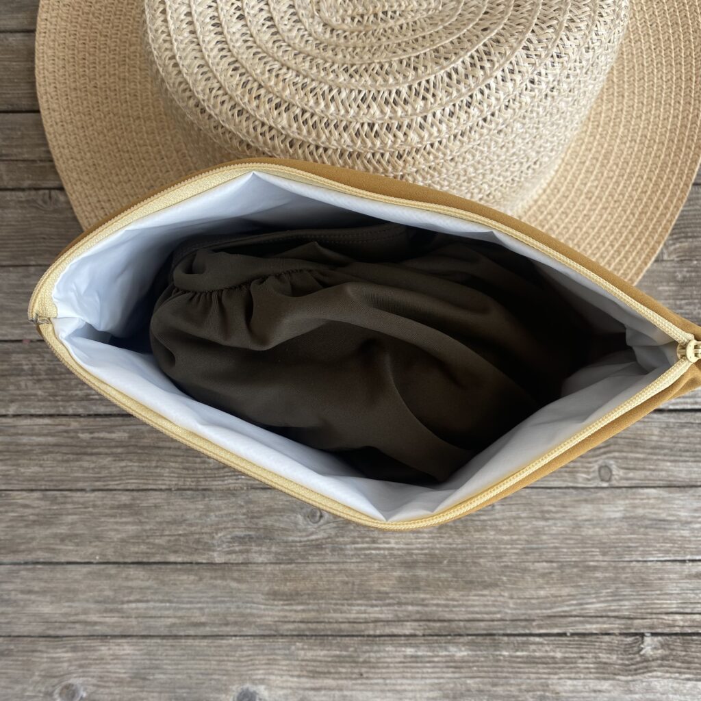 Wetbag, Schwimmtasche, Nasstasche aus Softshell für Strand oder Schwimmbad, Senfgelb, gefüllt mit Badeanzug