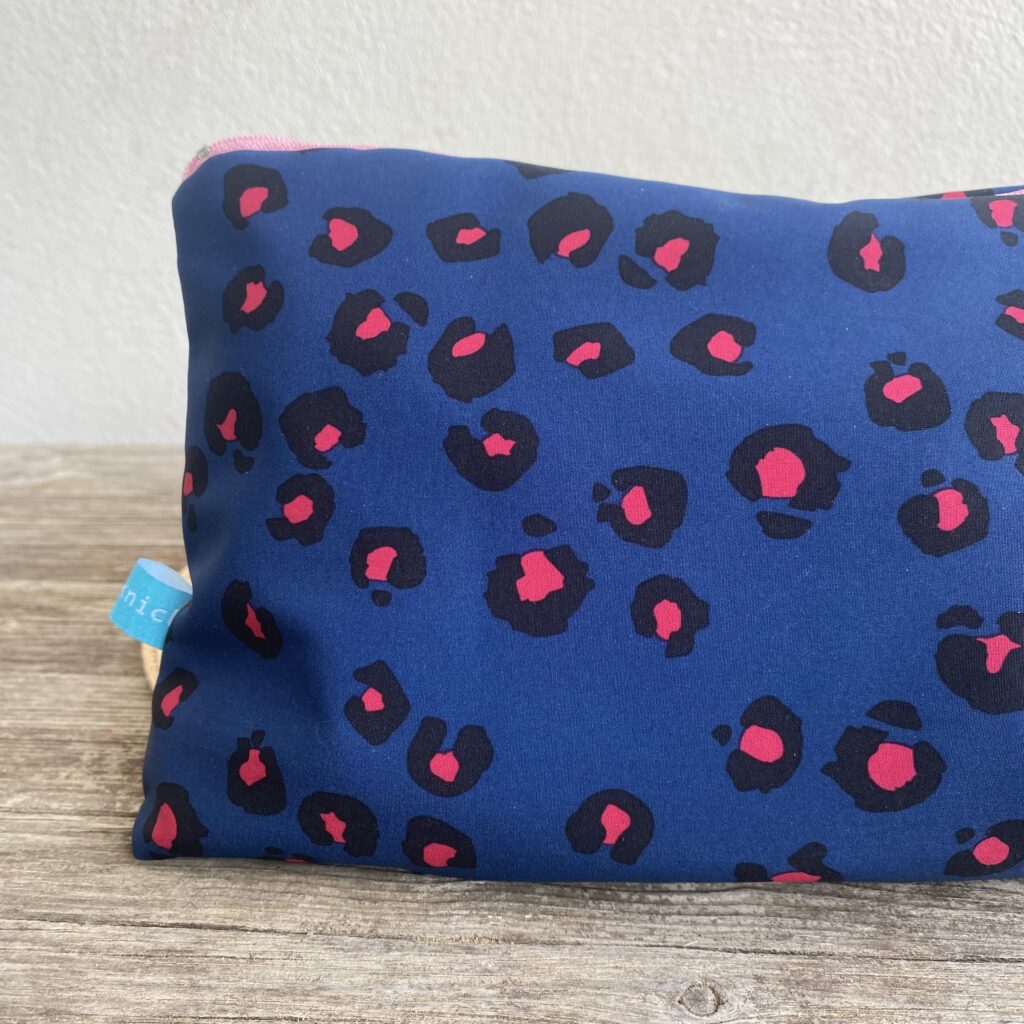 Wetbag, Schwimmtasche, Nasstasche aus Softshell für Strand oder Schwimmbad, Leomuster dunkelblau/ pink, geschlossen und mit Bikini innen