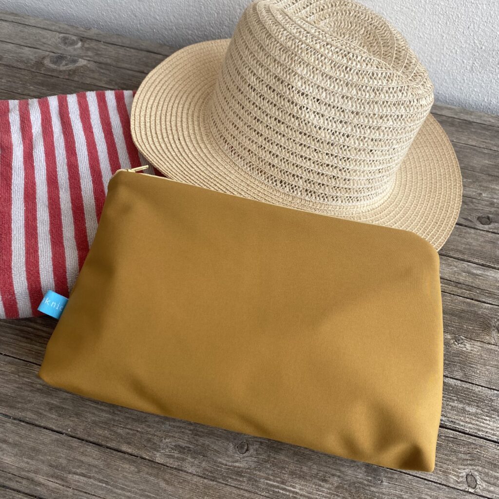 Wetbag, Schwimmtasche, Nasstasche aus Softshell für Strand oder Schwimmbad, Senfgelb, mit Handtuch und Strohhut