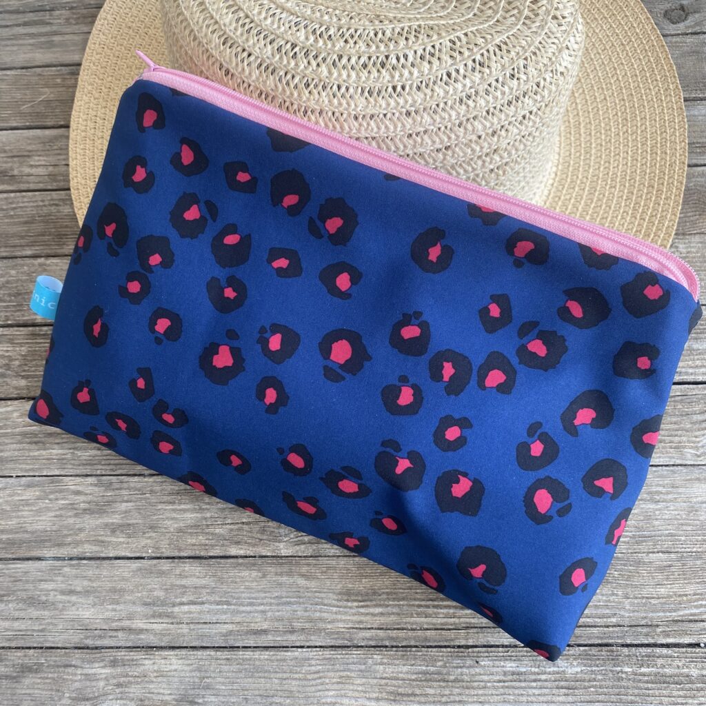 Wetbag, Schwimmtasche, Nasstasche aus Softshell für Strand oder Schwimmbad, Leomuster dunkelblau/ pink, an Strohhut