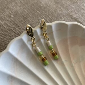 Ohrringe mit Perlen und Gold in grün/ kupfer