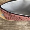 Wetbag, Schwimmtasche, Nasstasche aus Softshell für Strand oder Schwimmbad, Leomuster altrosa und schwarz, geöffnet, innen weisses Wachstuch
