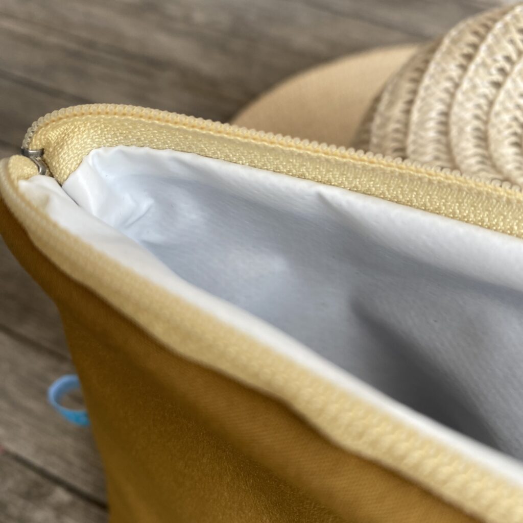Wetbag, Schwimmtasche, Nasstasche aus Softshell für Strand oder Schwimmbad, Senfgelb, Detail Reissverschluss offen
