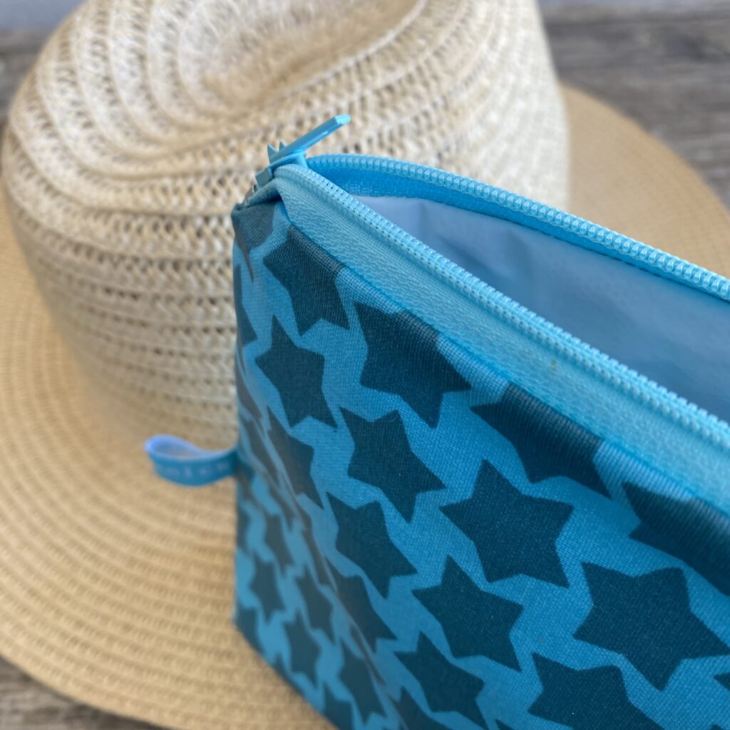 Wetbag, Schwimmtasche, Nasstasche für Strand oder Schwimmbad, Sterne türkis blau Detail Reissverschuss