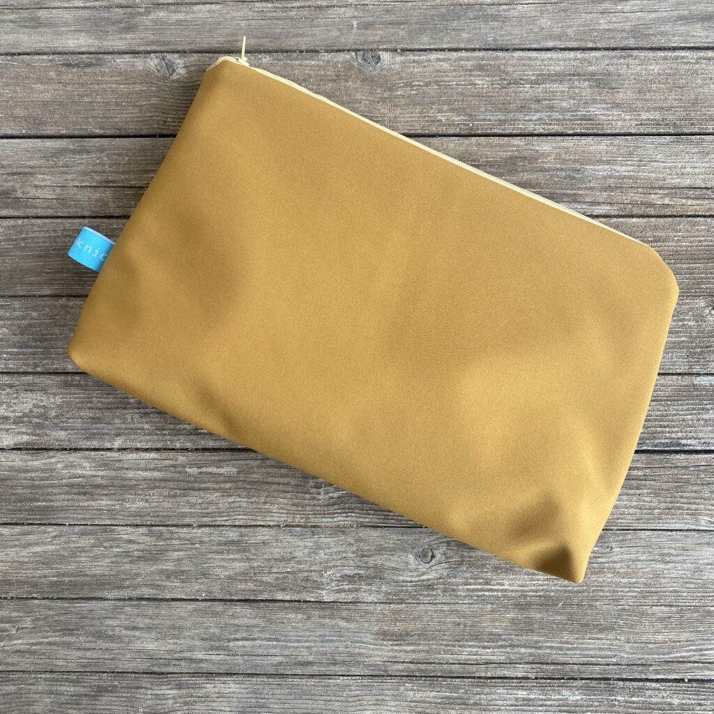 Wetbag, Schwimmtasche, Nasstasche aus Softshell für Strand oder Schwimmbad, Senfgelb, geschlossen und gefüllt