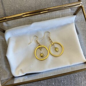 goldene Ohrringe mit Perlen