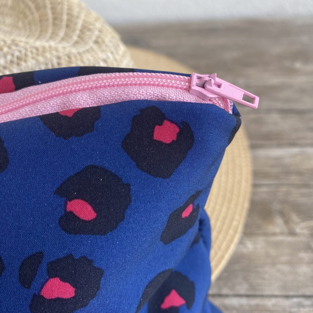 Wetbag, Schwimmtasche, Nasstasche aus Softshell für Strand oder Schwimmbad, Leomuster dunkelblau/ pink, Detail Reissverschluss