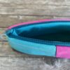 Kosmetiktasche aus pinkem und türkisem Baumwollstoff mit kupferfarbenem Kunstleder Detail Reissverschluss